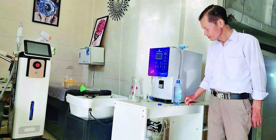 Ông Ngô Văn Lân đang tư vấn nguồn nước sạch từ Công nghệ lọc nước hiện đại.