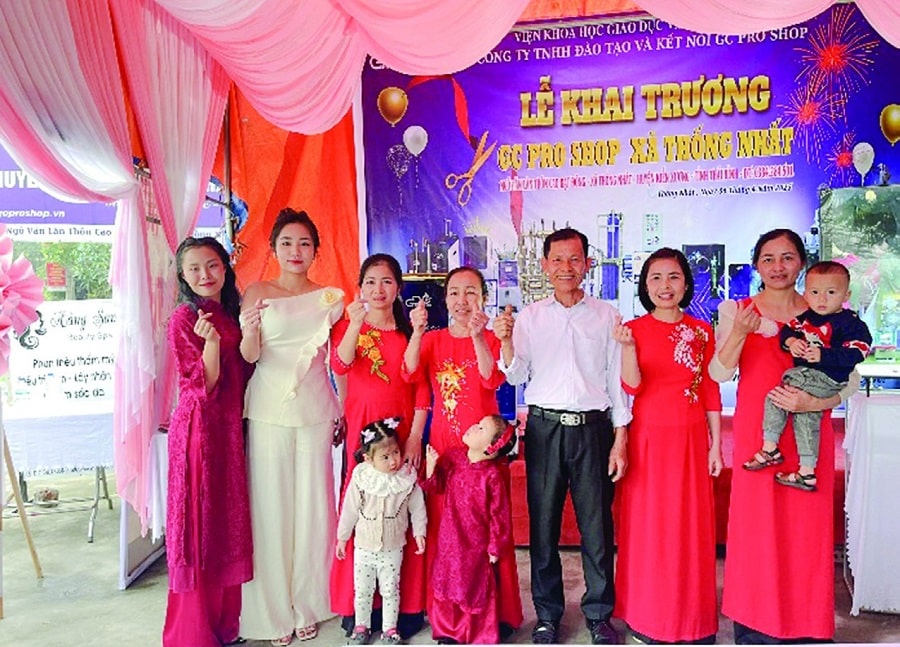 Ông Ngô Văn Lân và vợ chụp ảnh cùng đội ngũ tư vấn Công ty TNHH Đào tạo và Kết nối GC PRO SHOP.