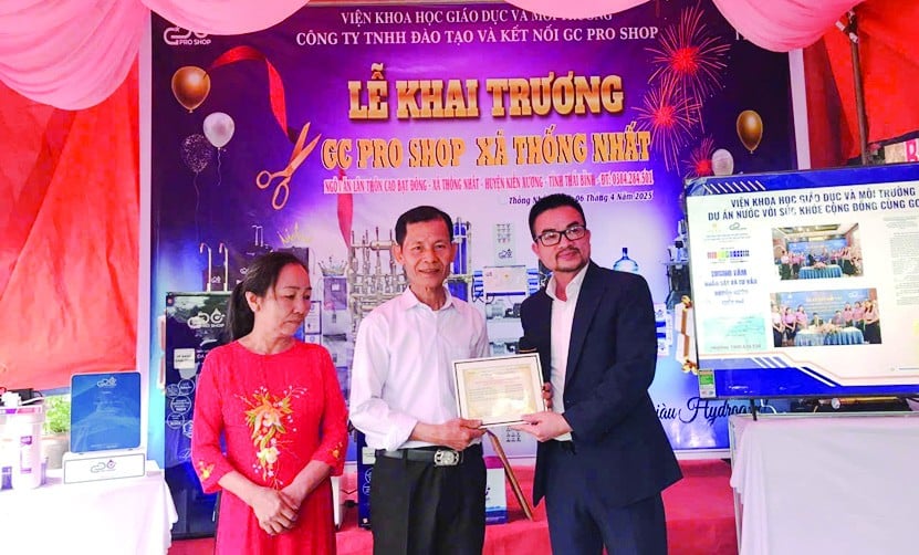 Ông Ngô Văn Lân cùng vợ nhận Giấy Chứng nhận của Viện Khoa học Giáo dục và Môi trường trao tại Lễ khai trương đại lý xã Thống Nhất, huyện Kiến Xương, tỉnh Thái Bình.